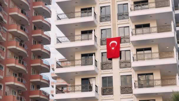 Turkish flag hanging on residence apartment building. National flag of Turkey — Stock Video