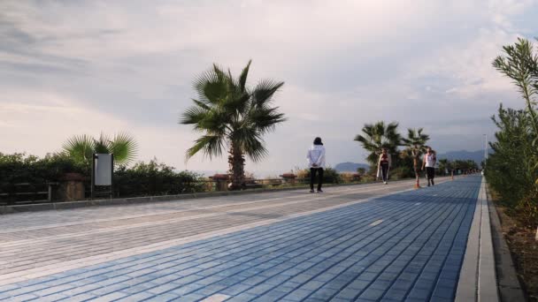 Alanya, Turcja - grudzień, 5, 2021 Ludzie spacerujący po nabrzeżu morza. Nabrzeże z chodnikiem i ścieżką rowerową — Wideo stockowe