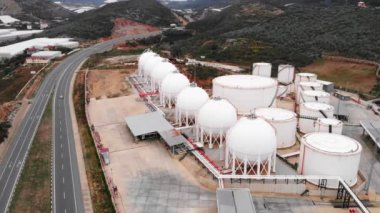 Petrokimyasal petrol rafinerisi endüstriyel mühendislikte. Propan tankları doğalgaz