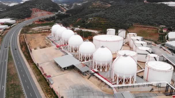 Complejo industrial con tanques. Tanques de combustible. Tanques blancos modernos de gas — Vídeos de Stock