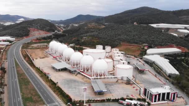 Réservoirs de stockage de gaz sphériques. Terminal de gaz dans une raffinerie de pétrole. Réservoirs de gaz inflammables — Video