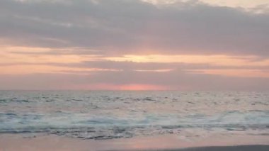 Muhteşem günbatımı manzarası. Denizde gün batımı. Bulutların güzel ışığı