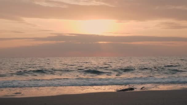 Coucher de soleil sur une mer orageuse. Coucher de soleil orange avec ciel nuageux au crépuscule — Video
