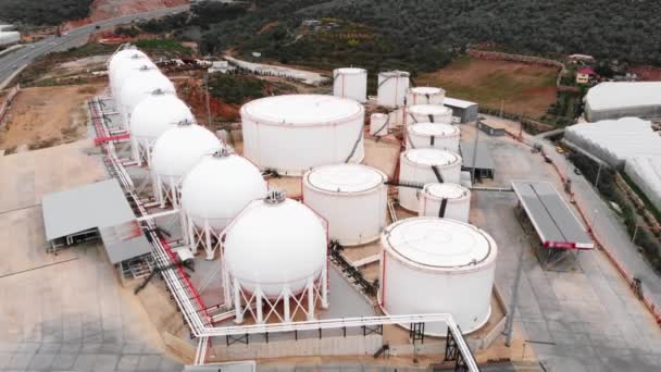 Tanques de almacenamiento modernos. Fábrica de gas. Tanques de gas en la industria de refinerías — Vídeo de stock