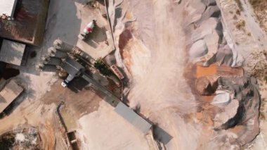 Beton fabrikasının üretim alanı. Çimento fabrikasının sanayi bölgesi