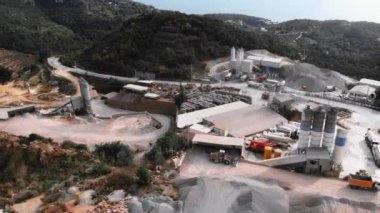 Dağlarda beton fabrikası. Sanayi bölgesinde çimento üretimi