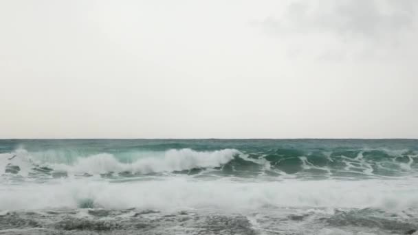 Extreme stormachtige ruwe zee. Zeegolven storten neer op de kustlijn en veroorzaken een explosie van water — Stockvideo