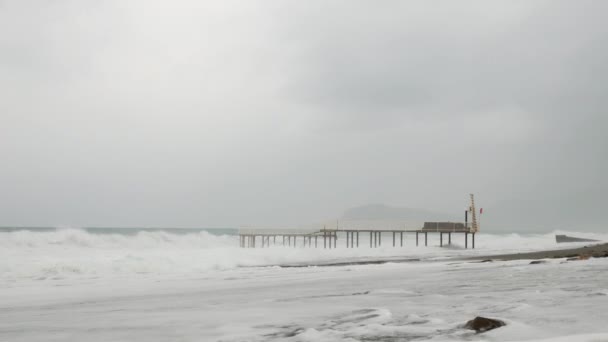 汹涌的大海和戏剧性的波浪。强烈的暴风雨海浪冲刷在海滩上 — 图库视频影像