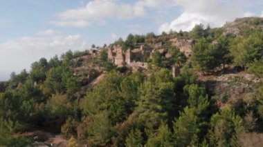 Eski şehir duvarlarının kalıntıları. Eski antik şehir Syedra, Türkiye. Popüler seyahat yerleri