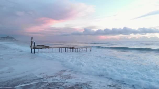 信じられないほどの劇的な曇天の日没。日没時の波のある嵐の海 — ストック動画