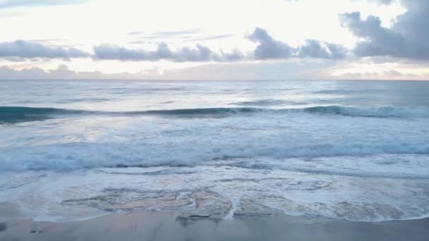 Zeekust met rotsen en kiezelstenen op stormachtige dag. Witte schuimende golven crashen op het strand — Stockvideo