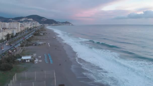 Çakıl taşı plajı ve gezinti güvertesi olan sahil şeridi. Türkiye 'nin Alanya kıyı şeridi — Stok video