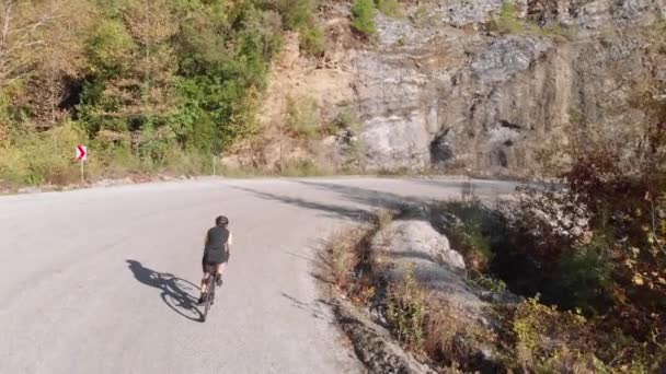 Cyklista na silničním kole na horské silnici. Triatlet cyklistika na kopcích dálnice — Stock video