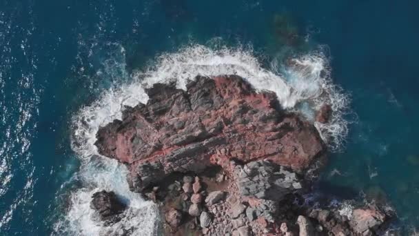 Oceaangolven storten neer boven rotsachtige kust. Zee landschap met rotsachtige kustlijn — Stockvideo