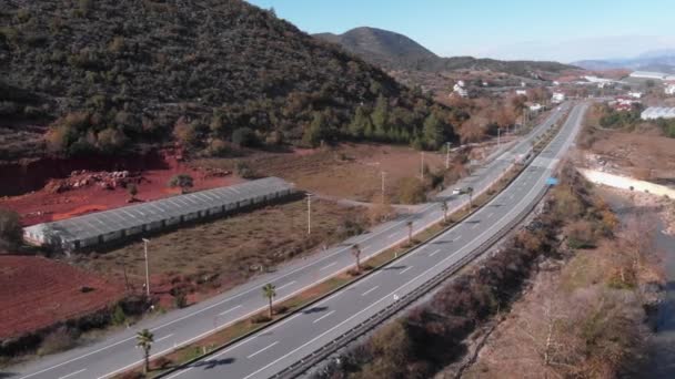 산을 지나는 고속 도로. 산악 지대에서 차를 몰고 다닌다 — 비디오