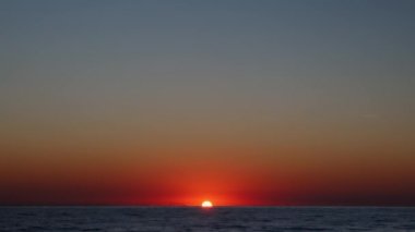 Tropik sahilde gün doğumu. Deniz dalgaları üzerinde renkli gün batımı. Altın cennet günbatımı