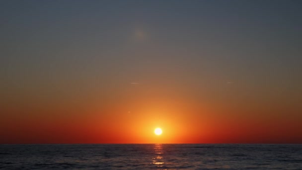 रेत समुद्र तट पर समुद्र के ऊपर आकाश में सुंदर शाम का सूर्यास्त। सुबह स्वर्ण सूर्योदय — स्टॉक वीडियो