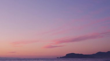 Deniz üzerinde görkemli pembe gün batımı, zaman aşımı. Denizde romantik renkli gün doğumu