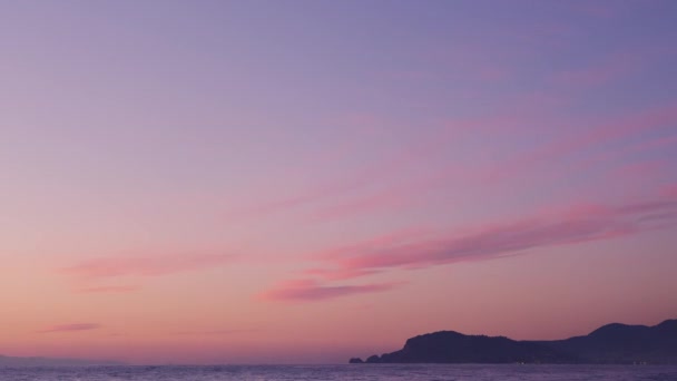 Majestueuze roze zonsondergang boven de zee, tijdsverloop. Romantische kleurrijke zonsopgang op zee — Stockvideo