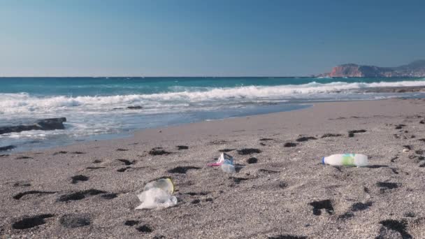 Plastikowe zanieczyszczenie morza. Problem środowiskowy. Plastikowe torby i butelki zanieczyszczają środowisko — Wideo stockowe