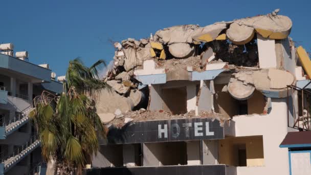 Ruínas do edifício do hotel destruído. Complexo residencial abandonado na cidade — Vídeo de Stock