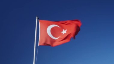 Türkiye 'nin ulusal işareti. Türkiye bayrağı gökyüzüne karşı bayrak direğinde dalgalanıyor