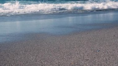 Deniz dalgalı kumsal. Okyanus dalgası, kumsala ulaşıyor. Gündüz vakti tropik plaj