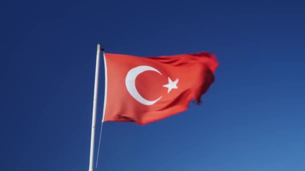Nationales Zeichen der Türkei. Flagge der Türkei weht am Fahnenmast gegen den Himmel — Stockvideo