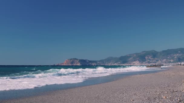 Tropical beach at sunny day. Sea waves crashing on sandy beach and creating white foam — Video Stock