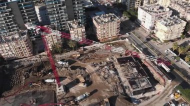 Modern otel kompleksinin inşaatı devam ediyor. İnşaat alanında yüksek kule vinci