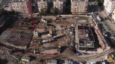 Gayrimenkul geliştirme. Kule vinci ve işçiler inşaat halindeki konut binasında