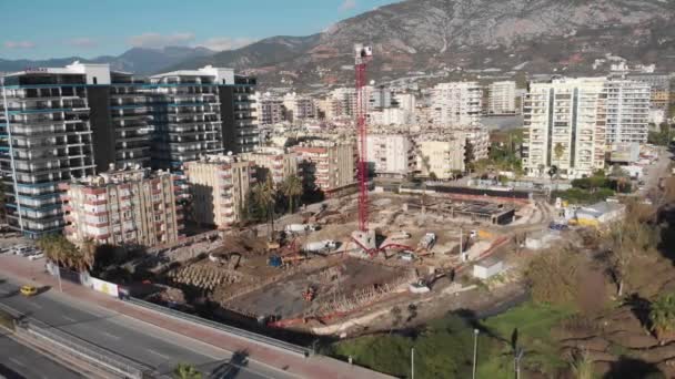 Residential area construction. Residential building site with high tower crane — Vídeo de Stock