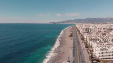 Sahili, tatil köyü ve otoyolu olan güzel bir sahil. Akdeniz kıyısı.