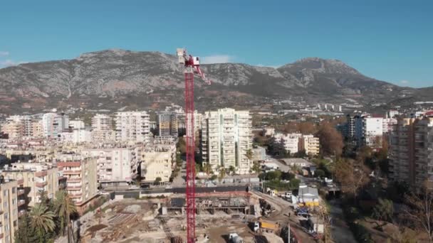 Konut binaları inşa etmek. İnşaat alanında çalışan yüksek inşaat vinci — Stok video