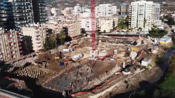 Equipa de construção a trabalhar no estaleiro. Edifício residencial em construção — Vídeo de Stock