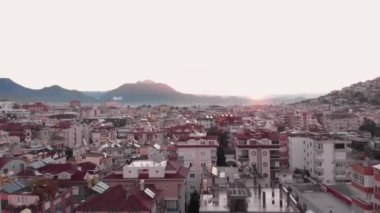 Şehrin üzerinde gün doğumu. Modern konut binaları ufuk çizgisi. Alanya, Türkiye. Seyahat ve turizm