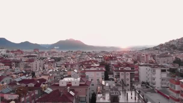 Amanecer sobre la ciudad. Edificios residenciales modernos skyline. Alanya, Turquía. Viajes y turismo — Vídeo de stock