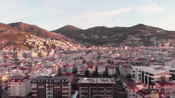 Paisaje urbano de Alanya, Turquía contra las montañas y el cielo azul en el soleado día de verano — Vídeo de stock