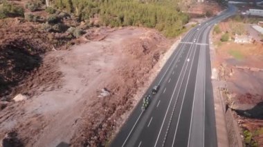 Ekip arabası eşliğinde dağlarda yol bisikleti eğitimi alan profesyonel bisiklet takımı
