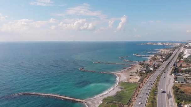 Turkuaz deniz suyu ve kayalık plajı olan güzel bir sahil şeridi. Alanya, Türkiye — Stok video