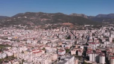 Dağlara karşı konutlar ve oteller. Alanya tatil beldesi manzarası