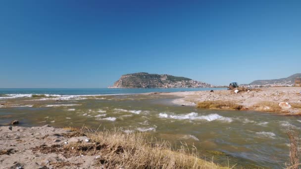 Ποταμός ρέει στη θάλασσα. Λασπωμένος ποταμός με πλωτό νερό που ρέει στη θάλασσα. Ρύπανση — Αρχείο Βίντεο