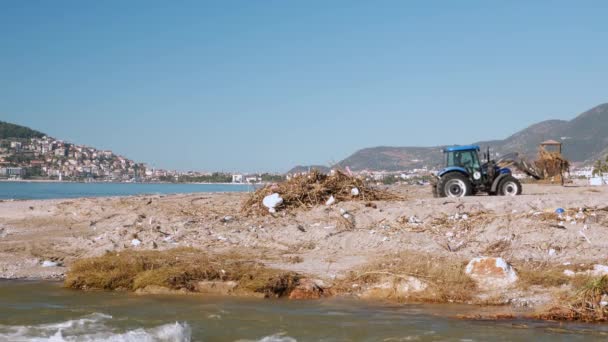 Βαρέα μηχανήματα απομάκρυνση σκουπίδια και συντρίμμια από την παραλία μετά από ισχυρό τυφώνα — Αρχείο Βίντεο