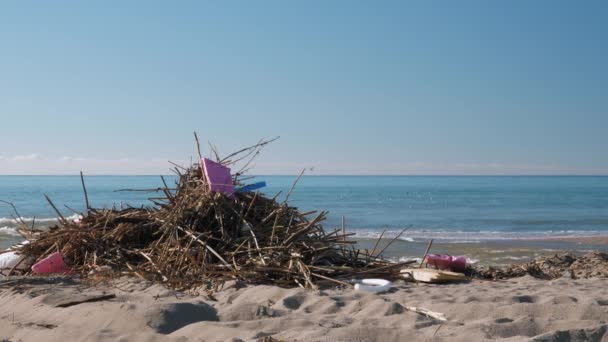 Plastpåsar, flaskor, skräp och skräp som ligger på stranden. Föroreningar på stranden i Medelhavet — Stockvideo