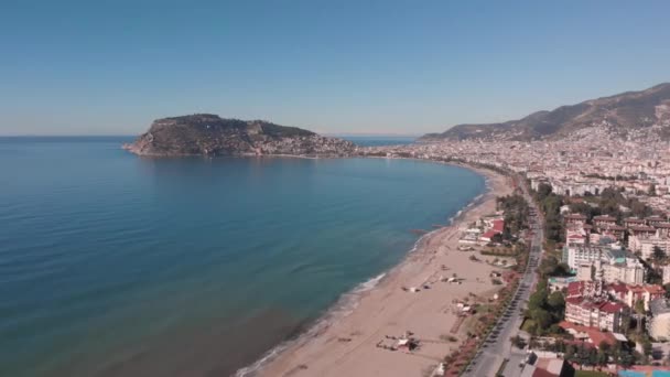 Море Середземного моря. Прибережна лінія з піщаним пляжем і спокійна морська вода. — стокове відео