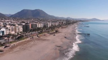 Türkiye 'nin Alanya kentinin kumlu plajlı güzel sahil şeridi. Evleri, otelleri ve deniz kıyıları olan bir tatil köyü.
