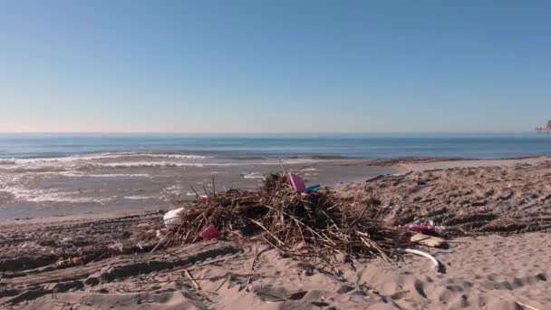 Escombros en la orilla del mar de Alanya, Turquía. Basura, botellas de plástico y bolsas en la playa después de una fuerte tormenta — Vídeo de stock