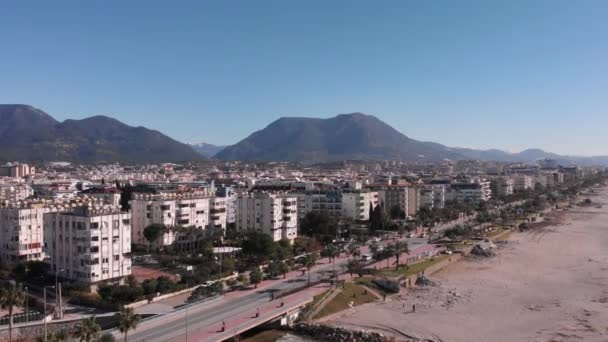 Полет над курортным городом Алания, Турция с жилыми зданиями, домами, гостиницами и проездом — стоковое видео
