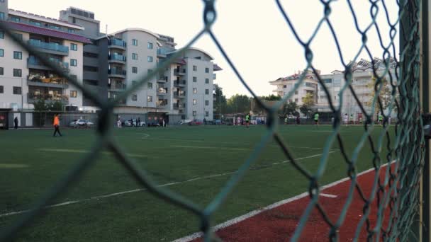 Chicos jugando al fútbol al aire libre. Grupo de jóvenes jugadores jugando fútbol, entrenamiento en el campo de fútbol — Vídeo de stock