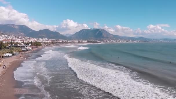 Stormen till havs. Havsvågor kraschar vid kusten och skapar en explosion av vatten — Stockvideo